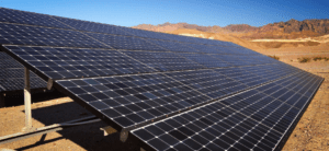 Panneaux solaires dans le désert