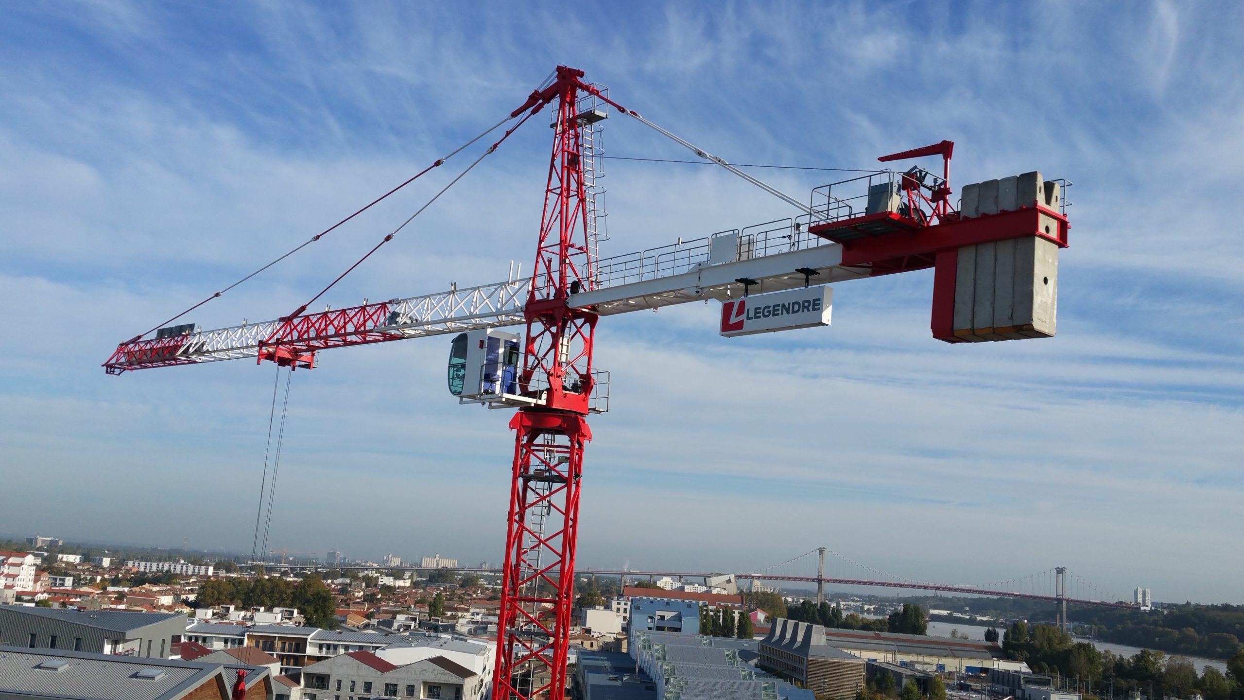 grue a tour avec ascenseur